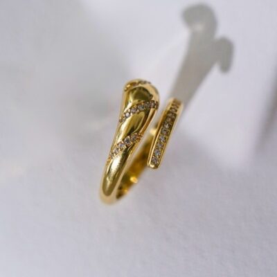 Sortija Serpiente con inscrustaciones en oro amarillo 18k