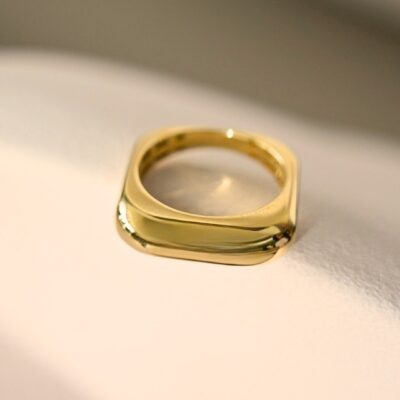 Sortija cuadrada en Oro Amarillo 18k.