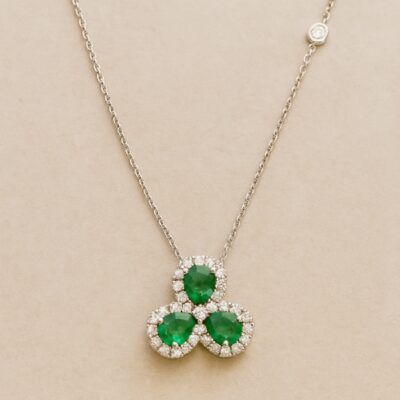 Collar trébol de esmeralda con borde de diamantes en oro blanco 18k