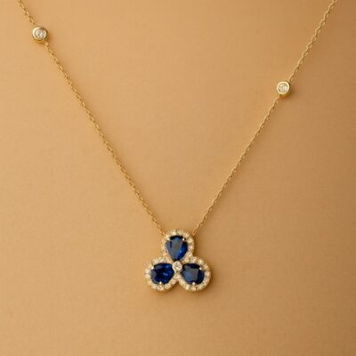 Collar trébol de zafiro con borde de diamantes en oro amarillo 18k