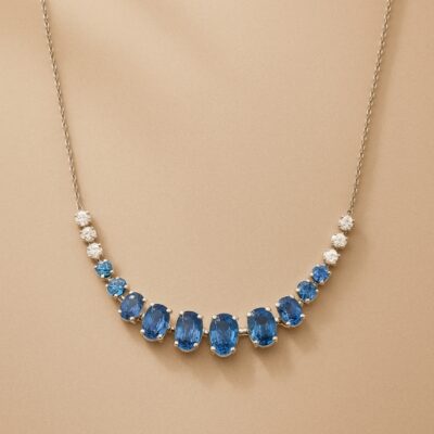 Collar de zafiros ovalados con bordes de diamantes en oro blanco 18k