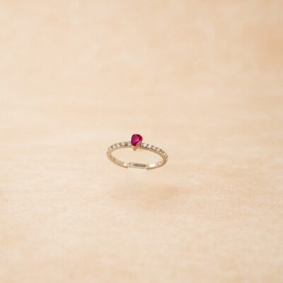 Sortija de Rubí y diamantes en oro Blanco 18k