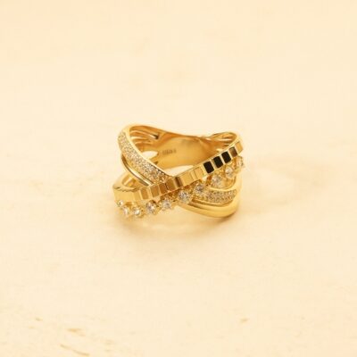 Sortija cruzada de diamantes en oro amarillo 18k