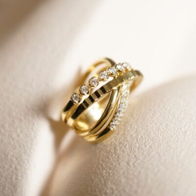 Sortija cruzada de diamantes en oro amarillo 18k