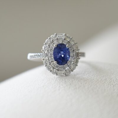 Sortija de Zafiros Ovalados con borde de diamantes en Oro Blanco 18k