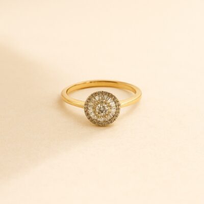 Sortija de roseta con diamantes Baguette en oro amarillo 18k.