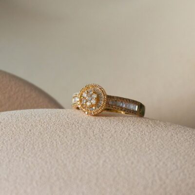 Sortija con diamantes Baguette en oro amarillo 18k.