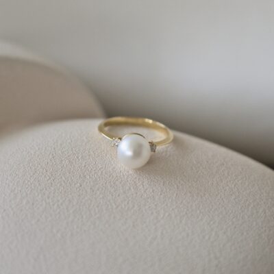 Sortija de Perla con diamantes en oro amarillo 18k.