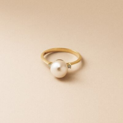 Sortija de Perla con diamantes en oro amarillo 18k.