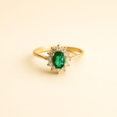 Sortija Lady di de Esmeralda con diamantes en oro amarillo 18k.