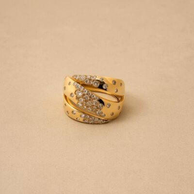 Sortija con tres bandas de diamantes en oro amarillo 18k.