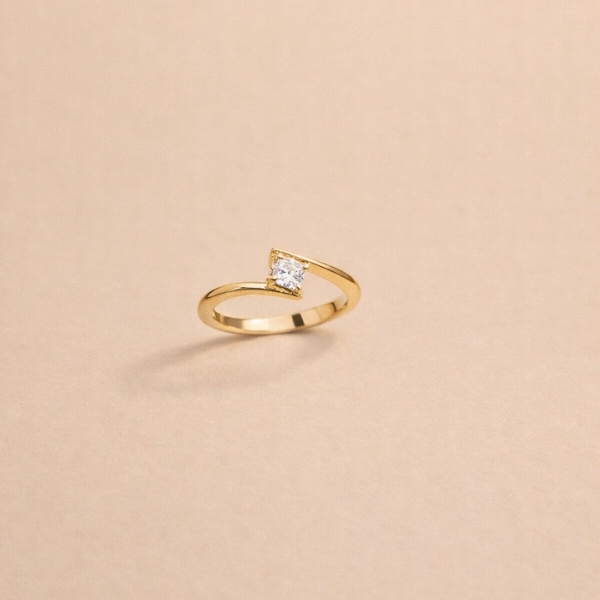 Solitario cruzado con diamante en oro amarillo 18k