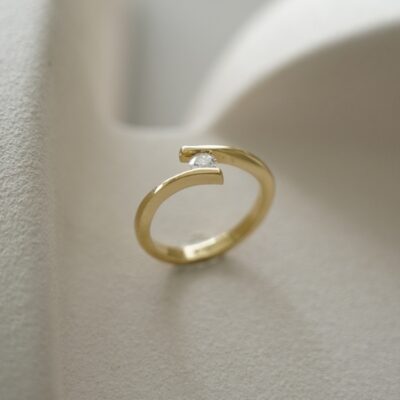 Solitario cruzado con diamante en oro amarillo 18k