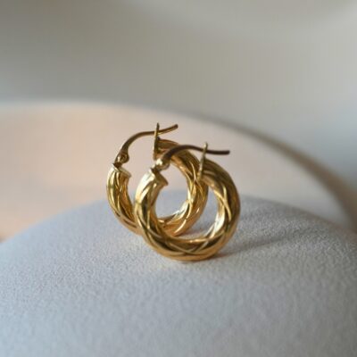Argollas gruesas labradas en oro amarillo 18k