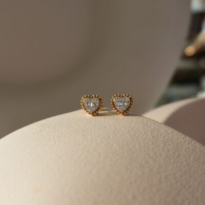 Aretes corazón de Diamantes en Oro Amarillo 18K.