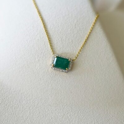 Collar con dije Esmeralda octogonal con Diamantes en Oro Amarillo 18K.