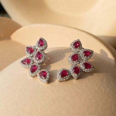 Arete trepador de rubíes y diamantes en oro blanco 18k