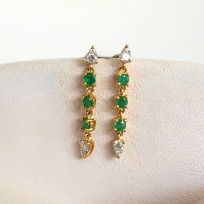 Aretes largos de esmeralda con diamantes en oro amarillo 18k