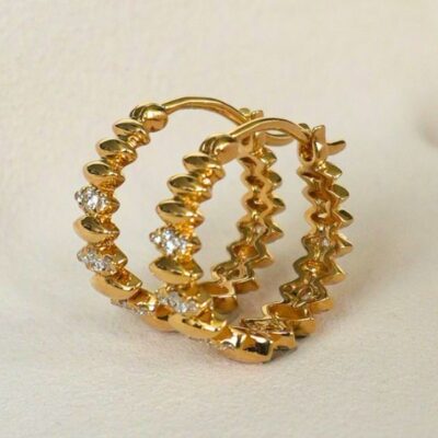 Argollas ranuradas con diamantes en oro amarillo 18k
