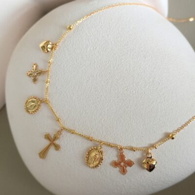 Collar con dije religiosos colgantes en oro amarillo 18k
