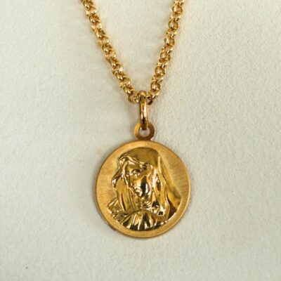Dije medalla redonda grande virgen en oro amarillo 18k