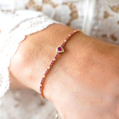 Tennis delgada de rubíes con centro pear