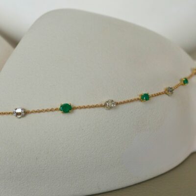 Pulsera delgada de diamantes y esmeraldas