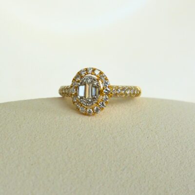 Sortija brillante ovalado con Baguettes al centro en oro amarillo 18k