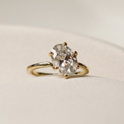 Anillo de compromiso con diamante Lab Grown 3.03 ct en oro amarillo 18k