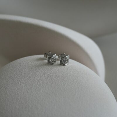 Aretes de triangulo con roseta en medio en oro blanco 18k