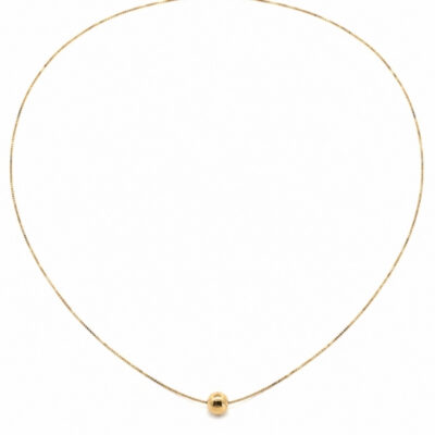 Collar con un dije de bolita en oro amarillo 18k.